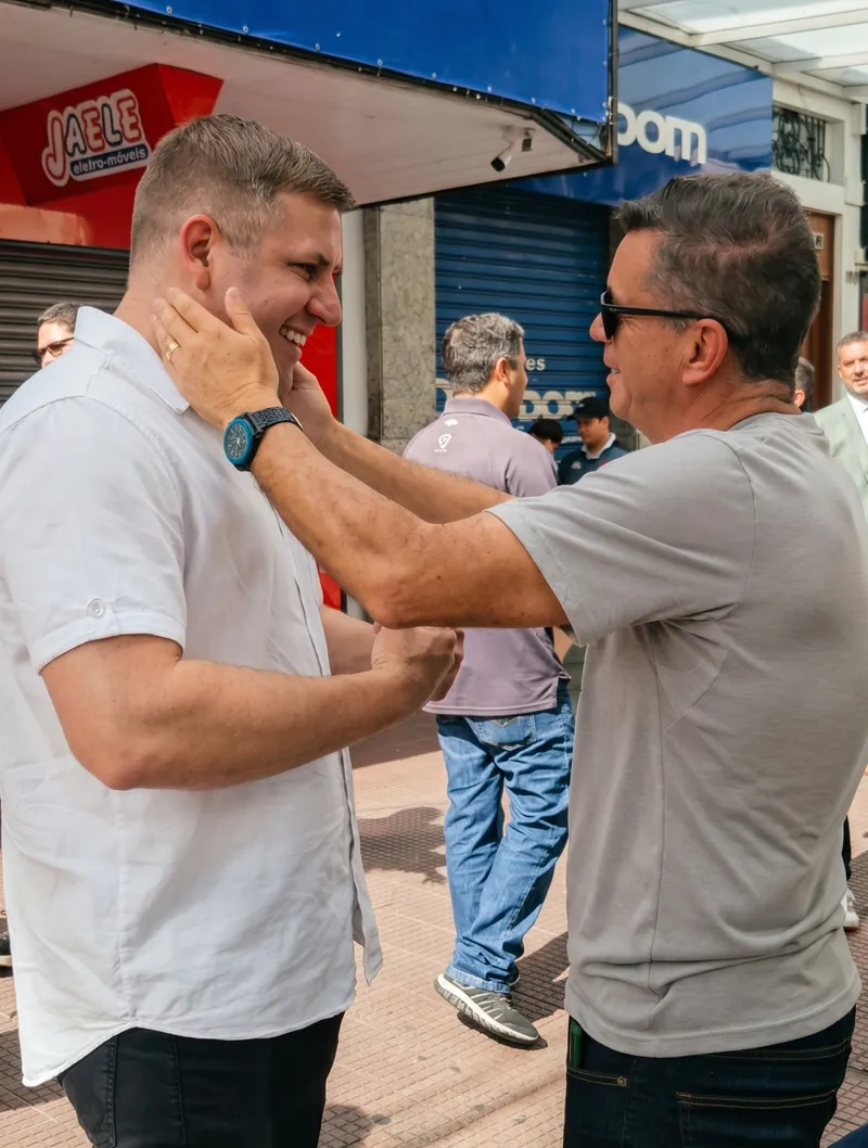 Maicon Gonçalves recebe o abraço de um morador na rua