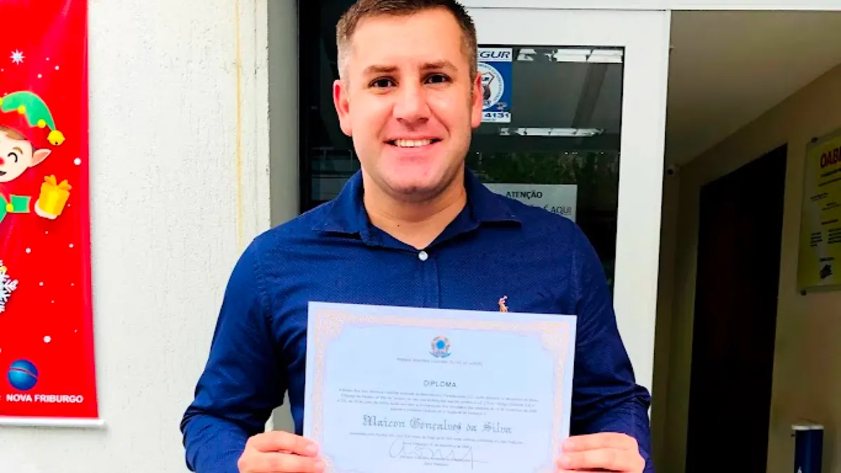 Maicon Gonçalves segurando um diploma
